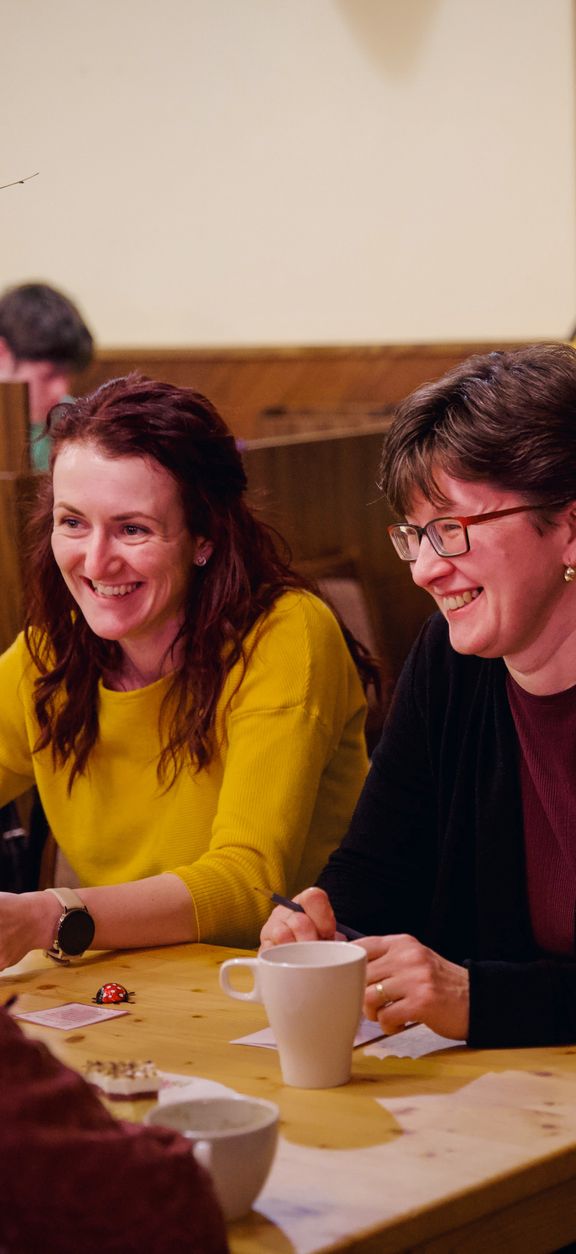 Dvě ženy v rozhovoru při setkání na faře