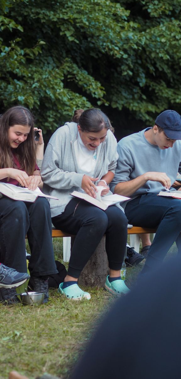 Mladí lidé na letním táboře